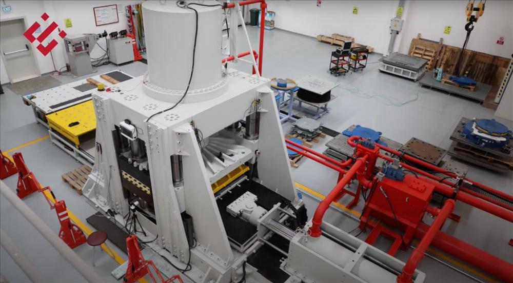 Üniversitemiz Laboratuvarlarının Tanıtıldığı Filmlerin İlki Tamamlandı: ESQUAKE Sismik İzolator Test Laboratuvarı 