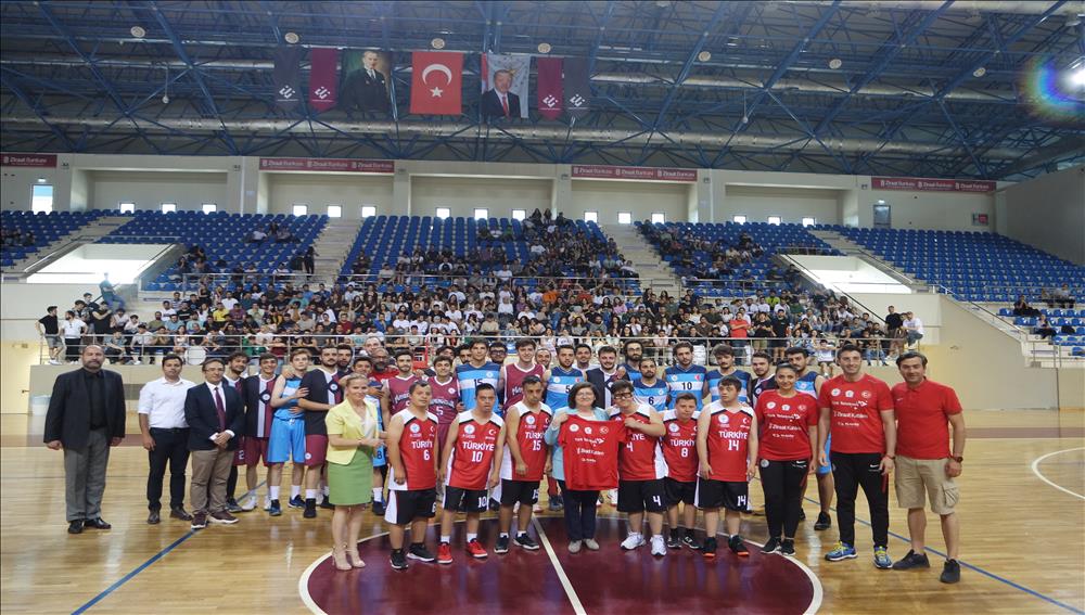 Özel Sporcular Down Sendrom Basketbol Milli Takımı, ESTÜ Basketbol Turnuvası’nı Ziyaret Etti