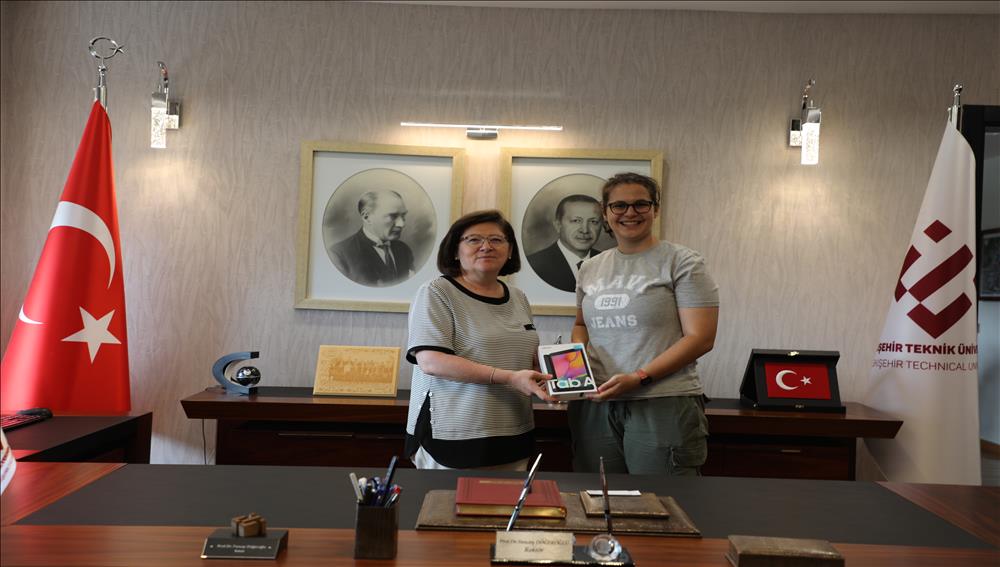 Türkiye 1121’incisi olarak Üniversitemize Yerleşen Sinem Yalçını, Rektör Prof. Dr. Döğeroğlu Makamında Kabul Etti