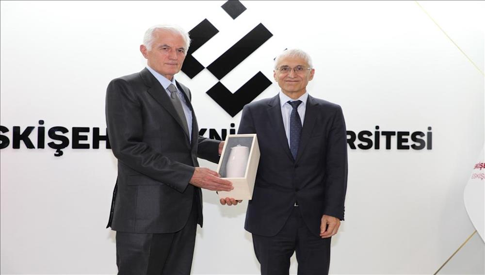 Eskişehir Milletvekili Dr. Arslan Kabukçuoğlu, Rektör Prof. Dr. Adnan Özcan’a Hayırlı Olsun Ziyaretinde Bulundu
