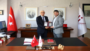 Yunus Emre Uluslararası Öğrenci Derneği Başkanı Sadık Çetinkaya Eskişehir Teknik Üniversitesi Rektörü Prof. Dr. Adnan Özcan’ı Makamında Ziyaret Etti