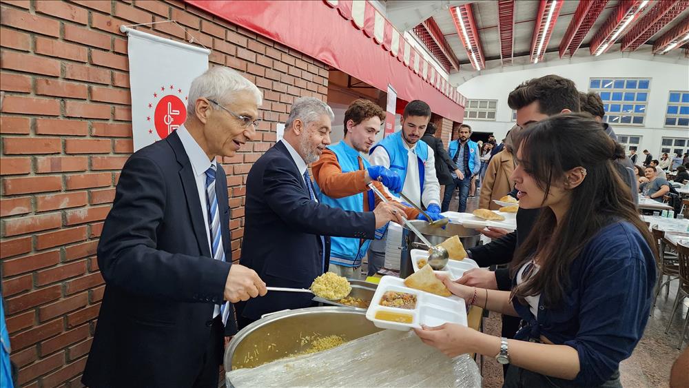 Eskişehir İl Müftülüğü ve Türkiye Diyanet Vakfı Katkılarıyla Eskişehir Teknik Üniversitesinde Öğrenciler için İftar Yemeği Düzenlendi 