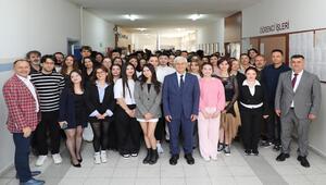 Eskişehir Teknik Üniversitesi Fen Fakültesinde Geleneksel Bitirme Projeleri Poster Sunum Etkinliği Gerçekleştirildi